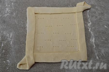 При помощи вилки на дне пирога сделать проколы, чтобы тесто не сильно поднималось во время выпечки.