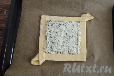 Равномерно выложить начинку из творога и зелени на дно будущего пирога, не заходя на бортики. Начинка будет немного выше бортиков, но это нестрашно, во время выпечки бортики поднимутся.