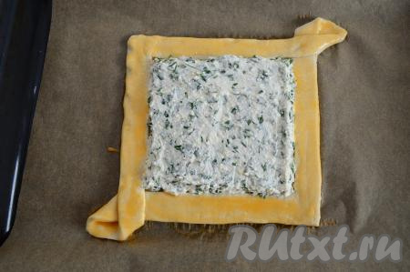 Отложенный ранее яичный желток взболтать вилкой до однородности. Смазать бортики пирога взбитым желтком.