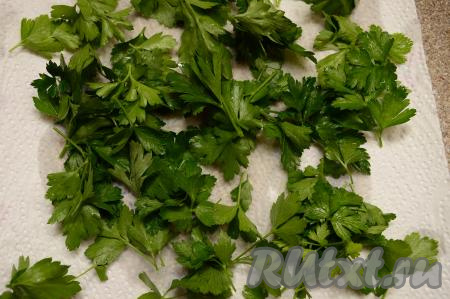 Зелень отделить от крупных веточек (эти веточки нам не понадобятся). 18 грамм зелени промыть водой, обсушить, разложив на бумажных салфетках.