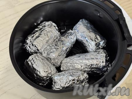 Выложить кукурузу в фольге в чашу аэрогриля.