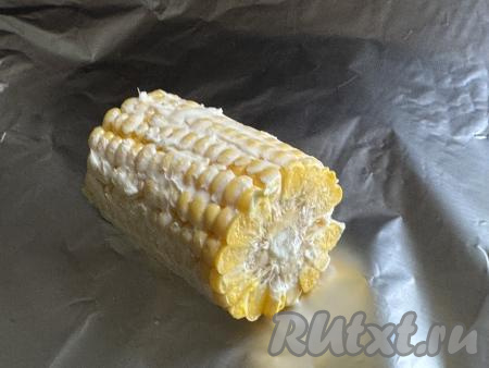 Каждый кусочек кукурузы завернуть в фольгу.