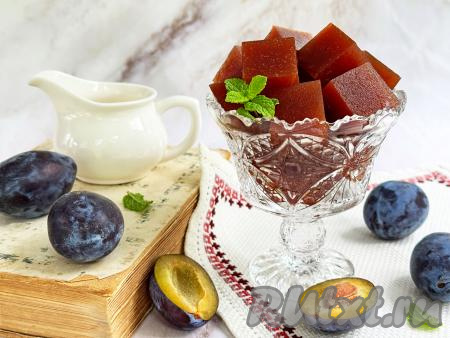 Нежный, яркий, очень вкусный мармелад, приготовленный из слив с желатином, подать к чаю.&nbsp;