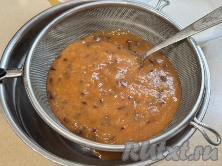 Взять небольшую кастрюлю с толстым дном, поверх неё поставить сито. В сито выложить сливовое пюре. Перетереть пюре через сито с помощью столовой ложки в кастрюлю. В результате перетирания в сите останутся практически сухие шкурки. А в кастрюле будет процеженное пюре из слив.