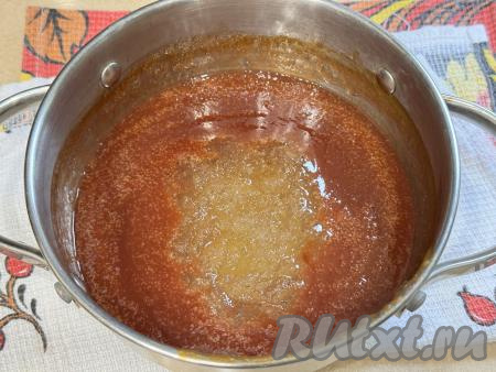 Снять кастрюлю с огня, добавить набухший желатин.&nbsp;