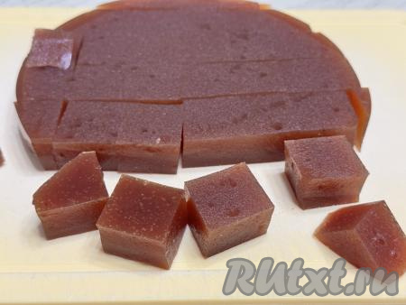 Если вы формировали сливовый мармелад в небольших формочках для конфет, тогда десерт можно сразу подавать к столу. Если вы формировали его в одной форме, тогда застывший мармелад нужно нарезать на кубики.&nbsp;