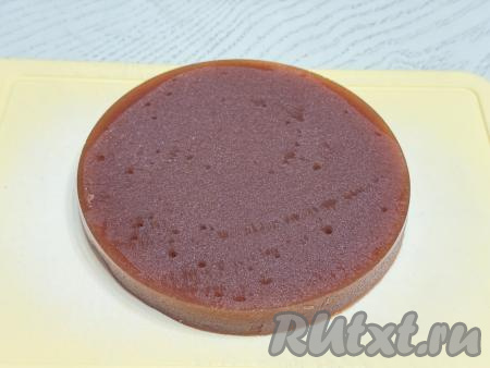 Застывший мармелад, приготовленный из слив и желатина, достать из холодильника, аккуратно вынуть из формы.