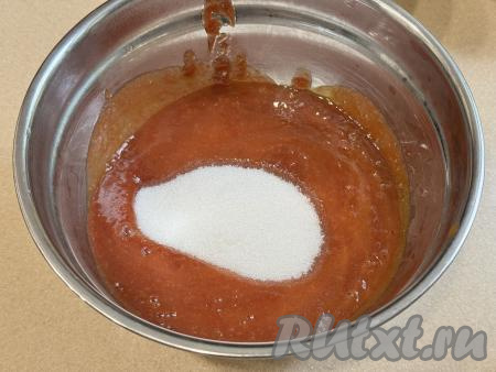 В кастрюлю с пюре из слив добавить сахар, перемешать и поставить на средний огонь.&nbsp;