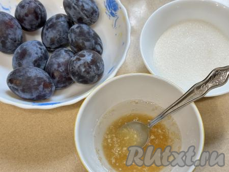 Желатин всыпать в небольшую миску, влить 100 миллилитров холодной воды, перемешать и оставить желатин набухать минут на&nbsp;15.&nbsp;