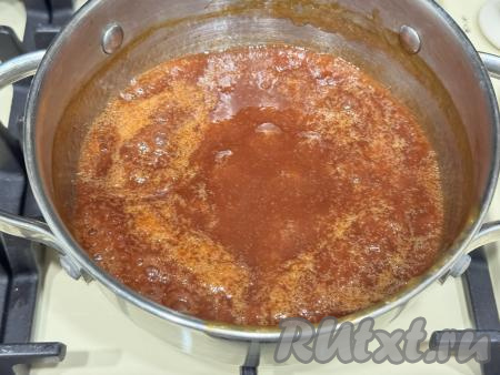 Периодически перемешивая, довести массу до кипения, уменьшить огонь и варить, не забывая иногда помешивать, 2 минуты (до полного растворения сахара).&nbsp;