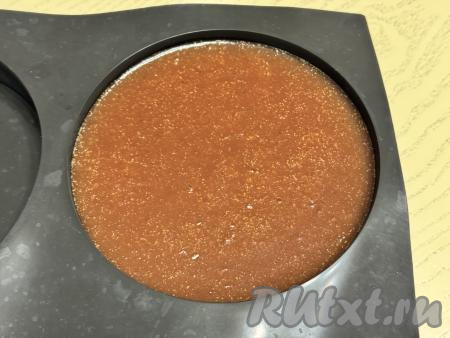 Перемешать сливово-желатиновую массу до полного растворения желатина. Ставить на огонь и прогревать сливово-желатиновую массу не нужно, потому что в процессе кипения желатин теряет часть своих желирующих свойств. Формировать мармелад из слив можно в небольших силиконовых формочках для конфет или в одной силиконовой форме (я формировала в силиконовой форме для муссов диаметром 18 сантиметров). Дать сливовой массе остыть в форме (или в формочках) до комнатной температуры, а затем отправить в холодильник минимум на 5 часов (до полного застывания мармелада).