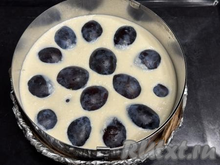 Разложить половинки слив срезом вниз на творожную начинку, слегка утапливая их.&nbsp;