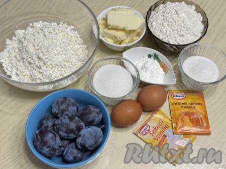 Подготовить продукты для приготовления королевской ватрушки со сливами. Сливы вымыть. Творог можно взять любой жирности и консистенции.