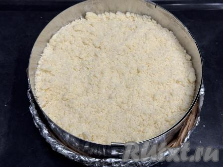 Присыпать верх ватрушки оставшейся крошкой, полностью покрывая сливы.&nbsp;