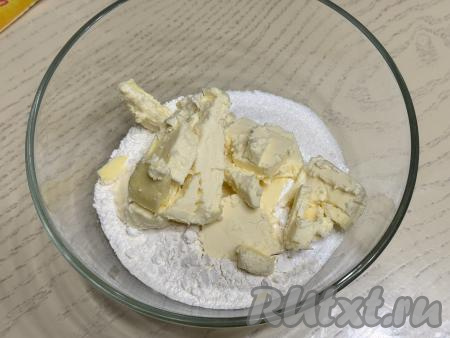 Слегка перемешать сухие ингредиенты в миске, затем добавить холодное сливочное масло, нарезанное на кусочки.&nbsp;