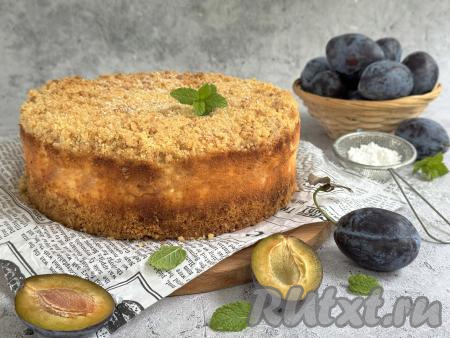 Выпекать королевскую ватрушку со сливами в духовке, разогретой до 180 градусов, в течение 50-60 минут. Достать форму с готовой выпечкой из духовки. Полностью остудить ватрушку в форме, затем снять бортики формы и переложить пирог на тарелку.&nbsp;