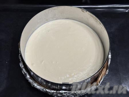 Выложить творожную массу поверх песочной основы.&nbsp;