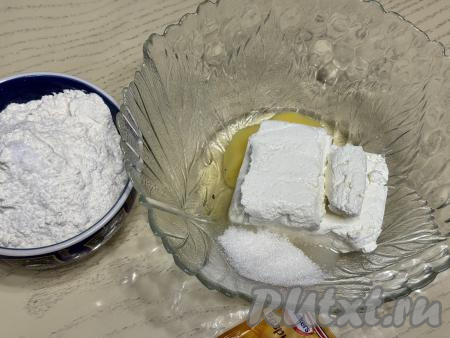 В миске соединить творог, сахар и сырое яйцо.