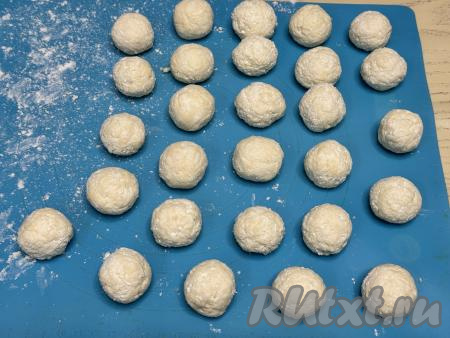 От теста отщипывать небольшие кусочки (весом примерно по 15 грамм) и скатывать руками в шарики. Всего у меня получились 28 шариков.