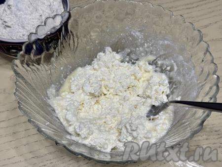 Перетереть массу вилкой до однородности.