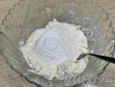 Добавить соль, разрыхлитель и половину муки, перемешать. А затем подсыпать оставшуюся муку небольшими порциями, каждый раз полностью вмешивая её. Добавляя понемногу муку, вначале перемешивать тесто столовой ложкой, а когда тесто станет достаточно густым, продолжить замешивать его руками.