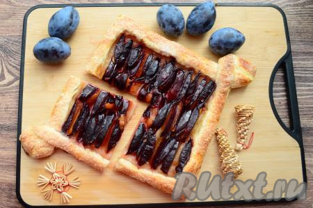 Готовый пирог достать из духовки, остудить и можно нарезать его на кусочки. Сочные, яркие сливы и нежное слоёное тесто делают эту выпечку очень вкусной. Времени на приготовление этого пирога вы потратите минимум, а результат вам точно понравится. Просто, быстро и вкусно, рекомендую!