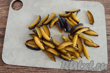 Из слив удалить косточки. Нарезать сливы на полоски.