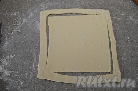 При помощи острого ножа, отступив от краёв теста примерно по 1,5 сантиметра, сделать на тесте два Г-образных разреза, чтобы они не касались друг друга, как на фото.