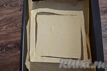 Противень застелить пергаментом. Выложить на противень тесто.