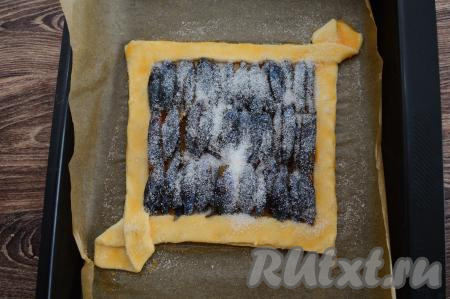 Присыпать сливы и бортики пирога сахаром. У меня были сладкие сливы и я использовала 1 столовую ложку сахара. Если у вас сливы будут несладкие, тогда возьмите 1,5 столовых ложки сахара.