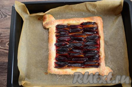 Выпекать&nbsp;пирог со сливами в разогретой до 200 градусов духовке в течение 20-25 минут (до подрумянивания слоёного бездрожжевого теста).