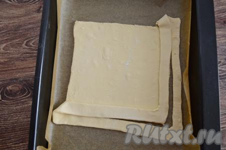 Один угол теста с разрезами перекинуть на противоположный угол теста, формируя бортик будущего пирога.