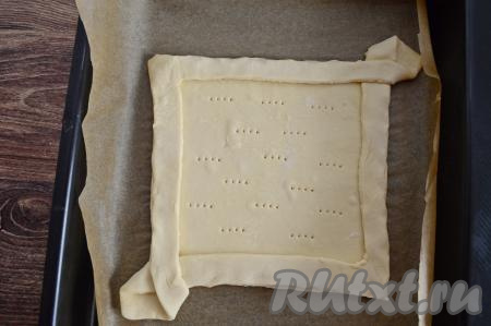 Наколоть вилкой дно будущего пирога, чтобы тесто сильно не вздувалось в процессе выпечки.