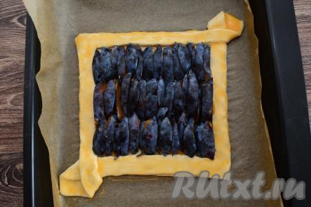 В небольшую ёмкость разбить небольшое яйцо, взбить его вилкой до однородности, получившейся яичной массой с помощью силиконовой кисточки смазать бортики пирога.