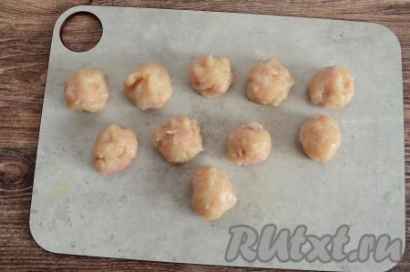 Руками, смоченными водой, сформировать из фарша округлые фрикадельки размером с грецкий орех. У меня получились 10 фрикаделек.