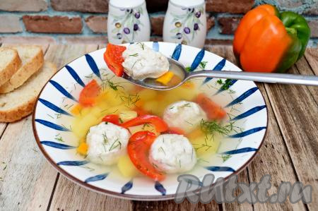 Яркий, полезный, очень вкусный суп с болгарским перцем и&nbsp;фрикадельками разлить по тарелкам, по желанию, посыпать мелко нарезанной зеленью и в горячем виде подать к столу.