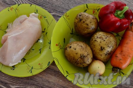 Подготовить&nbsp;продукты для приготовления супа с фрикадельками и болгарским перцем. Мясо для фрикаделек можно взять на ваш вкус, я взяла кусочек куриного филе. Мясо промыть водой, немного обсушить.