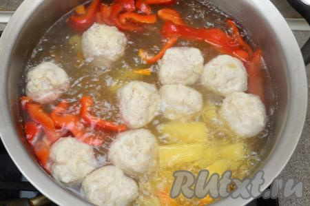 Уменьшить огонь, проварить суп с фрикадельками и болгарским перцем 5-7 минут (перец должен стать достаточно мягким, но не переваренным), выключить огонь.