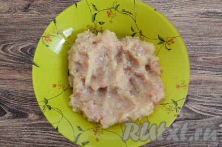 Лук очистить. Пропустить через мясорубку кусочки мяса вместе с луком в глубокую тарелку, посолить получившийся фарш по вкусу, тщательно перемешать.