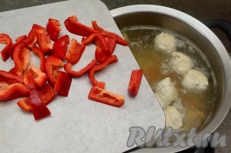 Очистить болгарский перец от семян и плодоножки, промыть водой, нарезать на средние полоски. После того как суп с фрикадельками проварится с картошкой и морковкой 15-20 минут, добавить в кастрюлю болгарский перец и соль, дать закипеть.