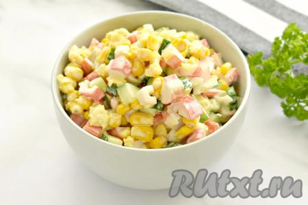 Нежный, вкусный, аппетитный салат, приготовленный с крабовыми палочками и омлетом, по желанию, немного охлаждаем в холодильнике. Перекладываем в салатник и подаём к праздничному или повседневному столу.