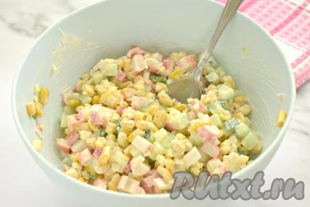 Перемешиваем салат.