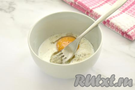 Крабовые палочки достаём из морозилки, оставляем размораживаться при комнатной температуре. В небольшую миску разбиваем яйцо, вливаем&nbsp; молоко, немного солим и перчим, перемешиваем вилкой до получения однородной яично-молочной смеси.