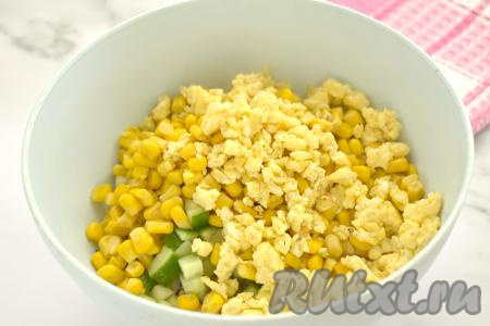 Сразу же выкладываем остывшие кусочки омлета.