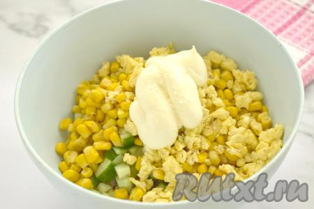 Салат из крабовых палочек, омлета, огурца и кукурузы заправляем майонезом. По вкусу его досаливаем.