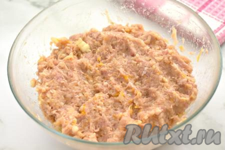 Тщательно перемешиваем фарш с булгуром, овощами и яйцом.