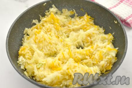 Капусту, обжаренную с морковкой и луком, убираем с огня, даём остыть.