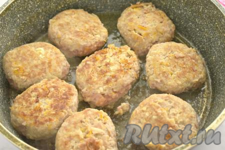 Из мясного фарша формируем ленивые голубцы в форме котлет (я сформировала 8 штук). Сформированные ленивые голубцы выкладываем в сковороду, разогретую с растительным маслом, обжариваем до подрумянивания с двух сторон  (ориентировочно по 3 минуты с каждой стороны) на среднем огне.