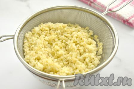 В небольшой кастрюле доводим до кипения 300 миллилитров воды, выкладываем сухой булгур (промывать эту крупу перед варкой не нужно), доводим до кипения, уменьшаем огонь. Варим булгур 15 минут (до полуготовности), затем откидываем на сито. Оставляем в сите на несколько минут, чтобы стекла вода и булгур остыл.