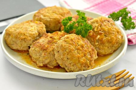 Аппетитные, вкусные, сочные ленивые голубцы, приготовленные с булгуром и фаршем, раскладываем по тарелкам и в горячем виде подаём к столу.